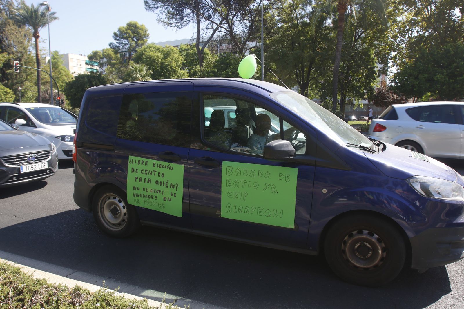 La caravana por una vuelta al cole segura en Córdoba, en fotos