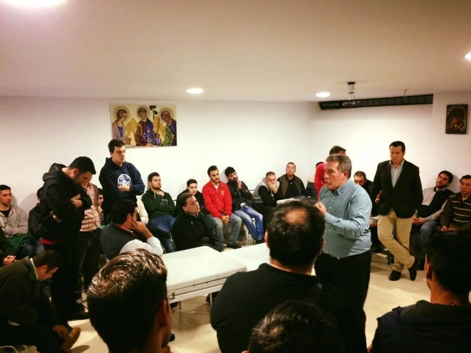 Juan Rodríguez Aguilar, en el centro dando una charla.