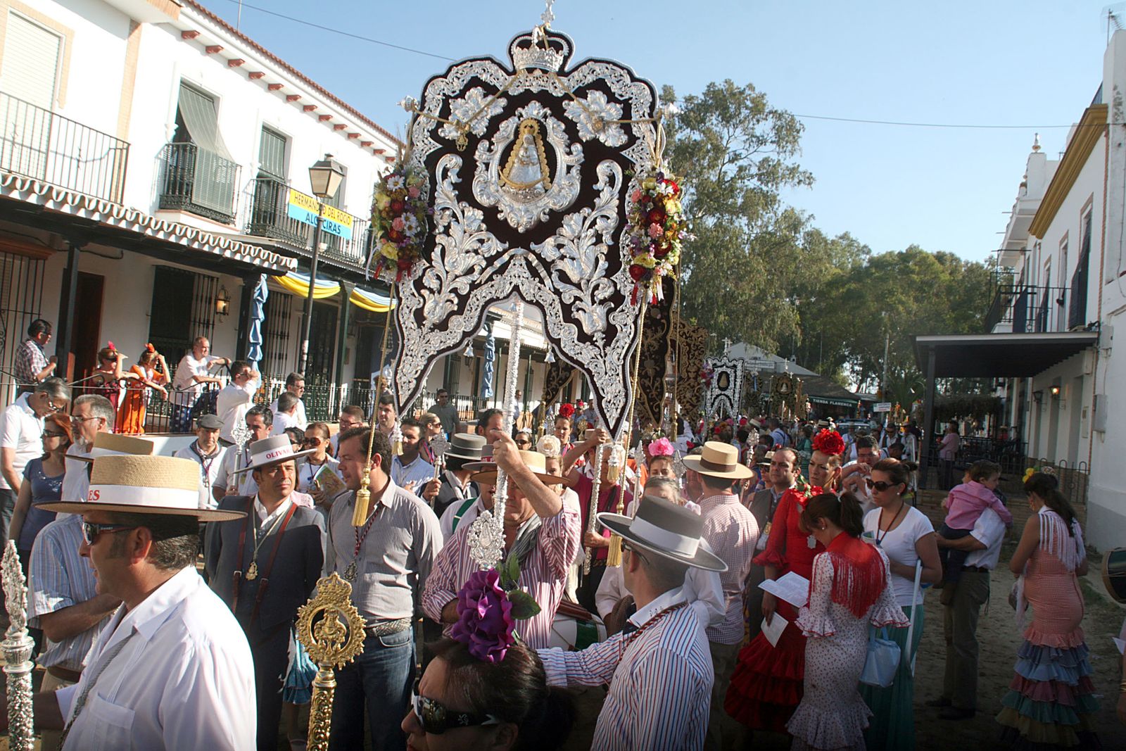 El Simpecado de Olivares por la aldea del Rocío