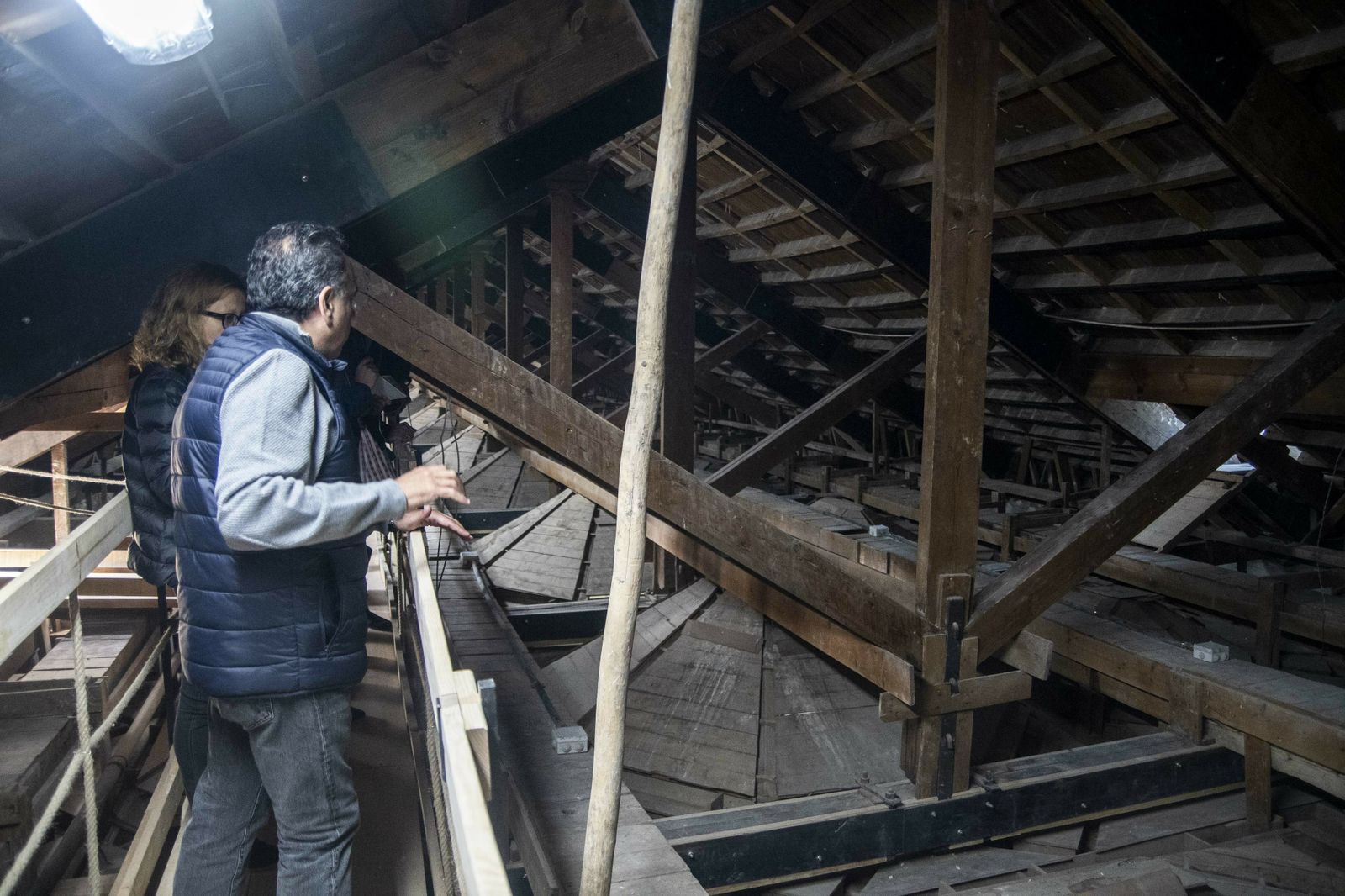 Antonio García Bueno muestra los refuerzos en la bajocubierta.