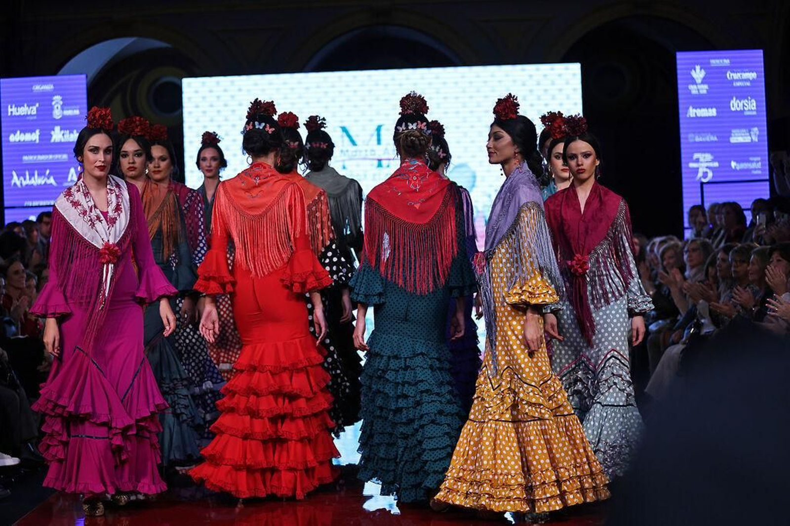 Lunares, comodidad y mantoncillos: Estas son las tendencias para los trajes de flamenca de romerías y ferias