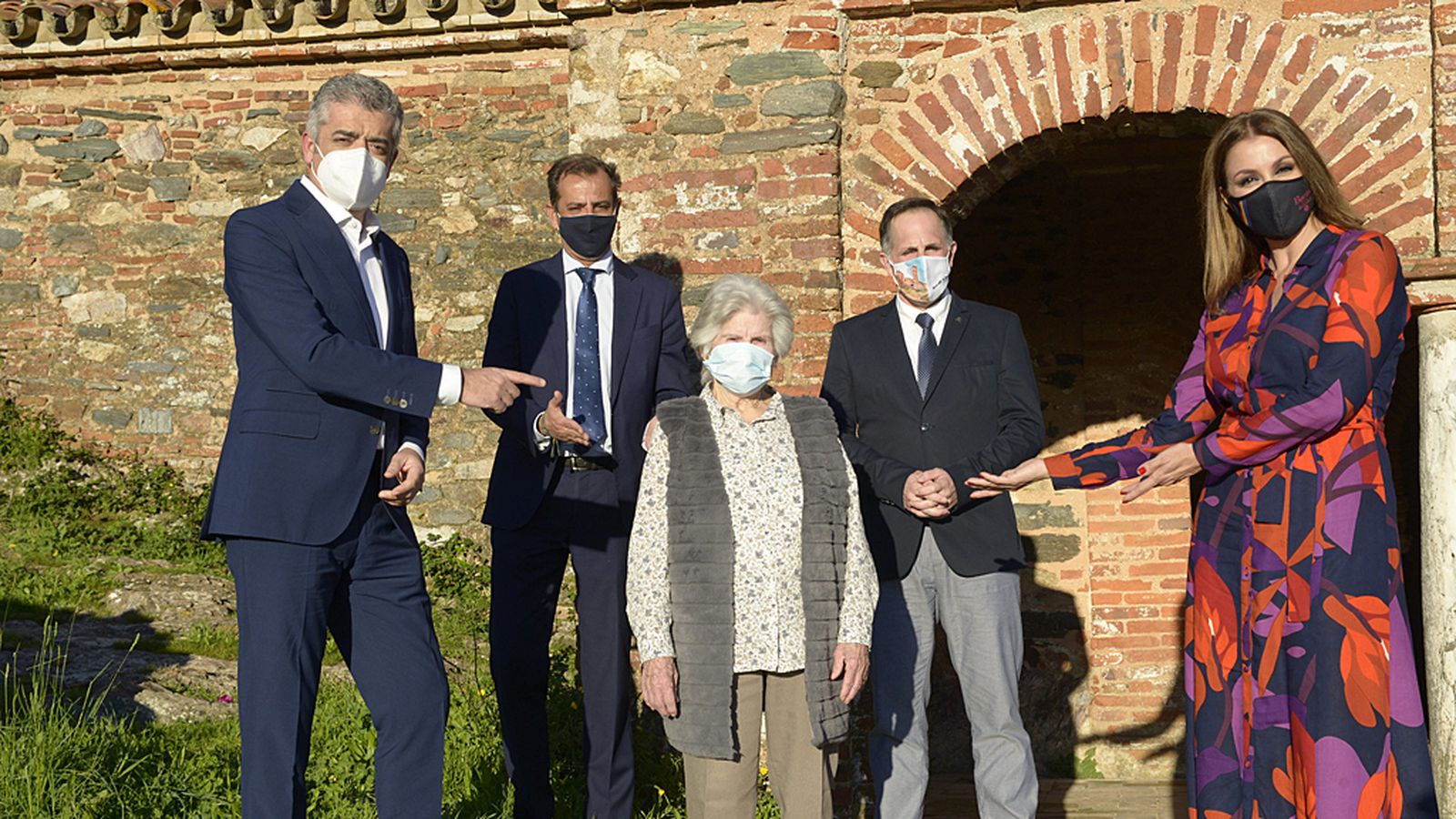 Los protagonistas de las campanadas, con Joaquina Infante en el centro, en Almonaster la Real.