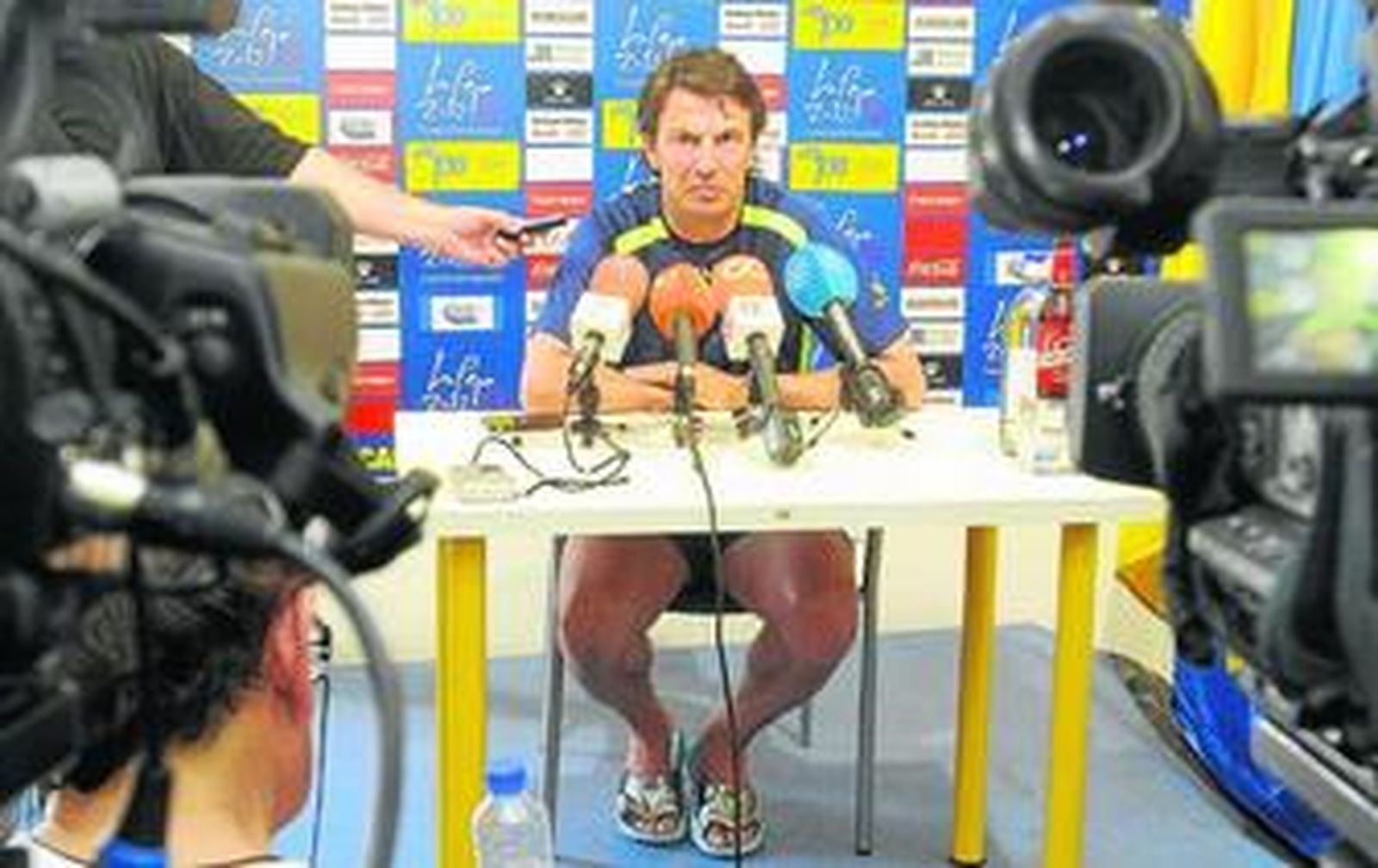 Jose González, con gesto de enorme seriedad, aparece sentado durante la rueda de prensa que dio ayer en El Rosal nada más conocer el nombre del rival del Cádiz.