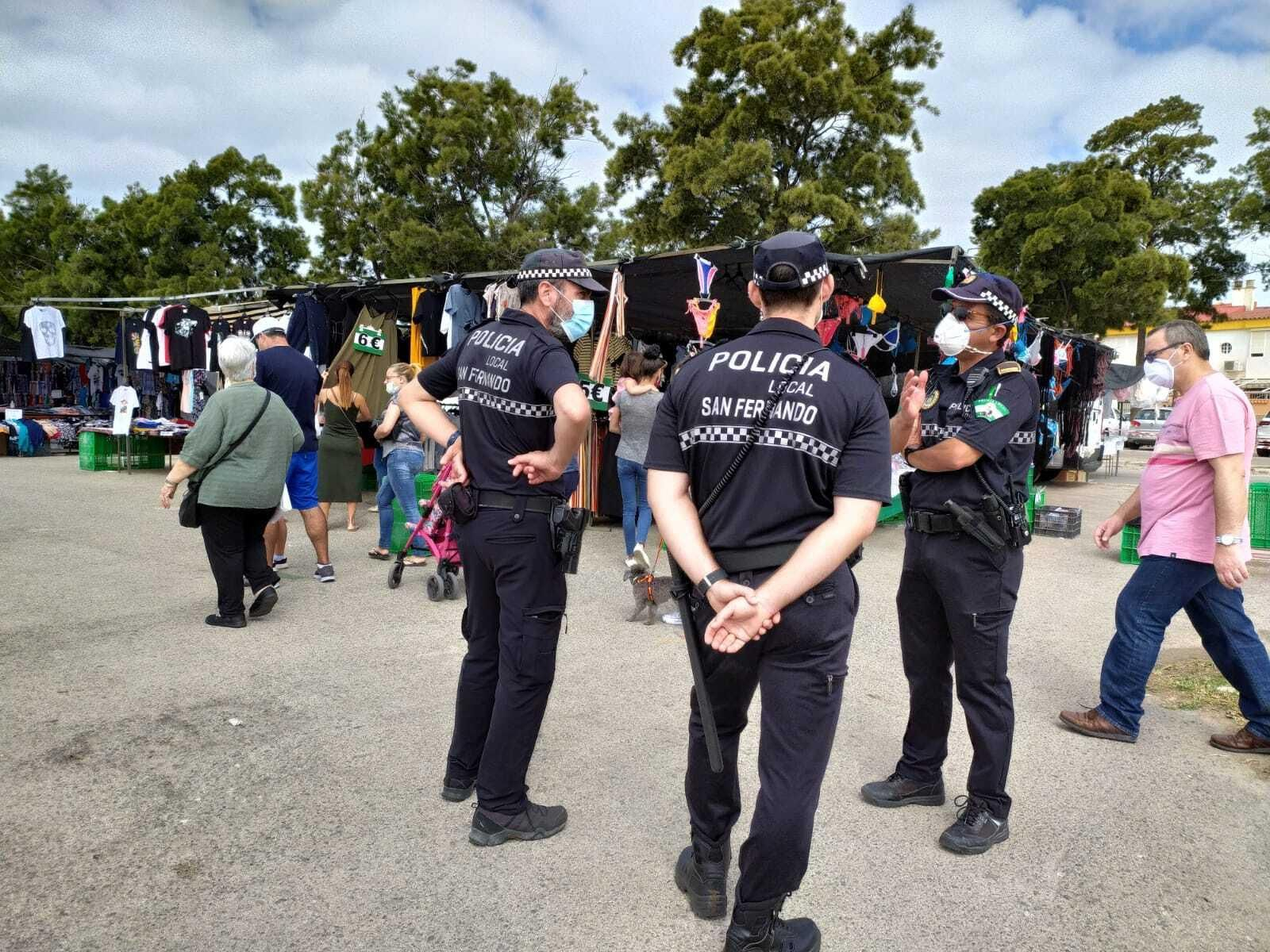 Agentes de la Policía Local, en una imagen de archivo tomada durante las labores de control y vigilancia del mercadillo de La Magdalena.