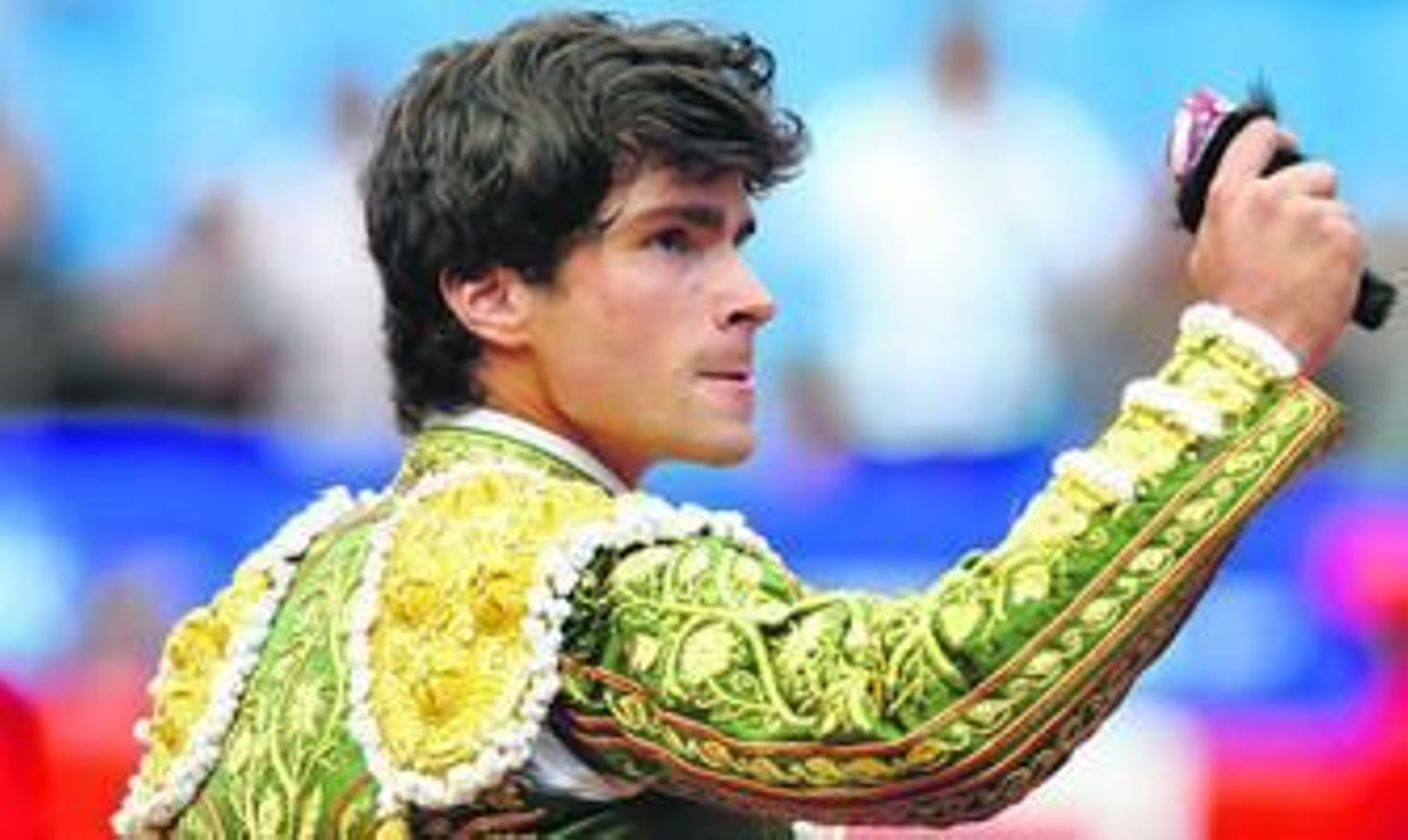 Eduardo Gallo, con el trofeo conseguido en la Monumental de Insurgentes.