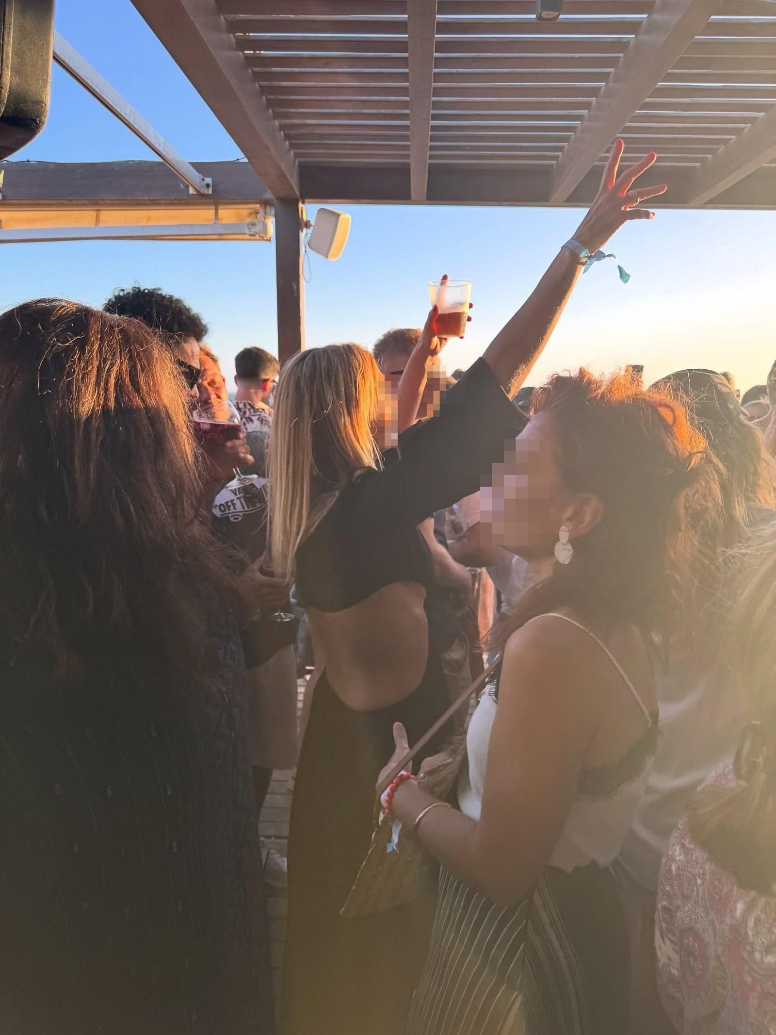Público durante un concierto en un chiringuito de Tarifa, en el Parque Natural del Estrecho.