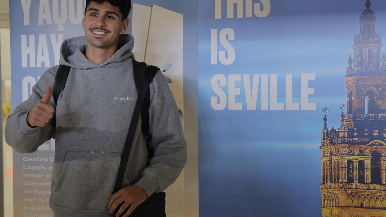 Johnny sonríe en su llegada al aeropuerto de Sevilla.
