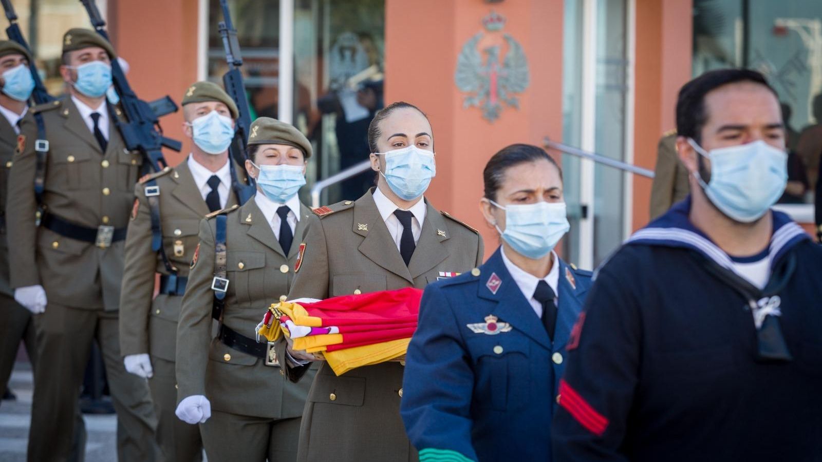 Momento del homenaje a la bandera.