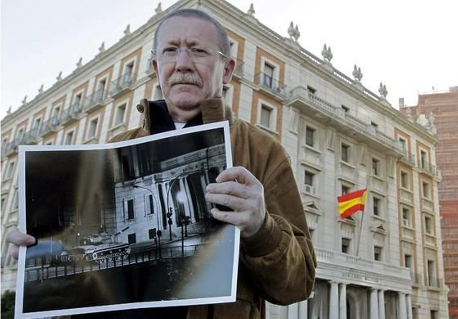El fotógrafo José Penalba, que tomó la mayoría de las escasas instantáneas que dan testimonio de la ocupación militar de Valencia.

Foto: EFE