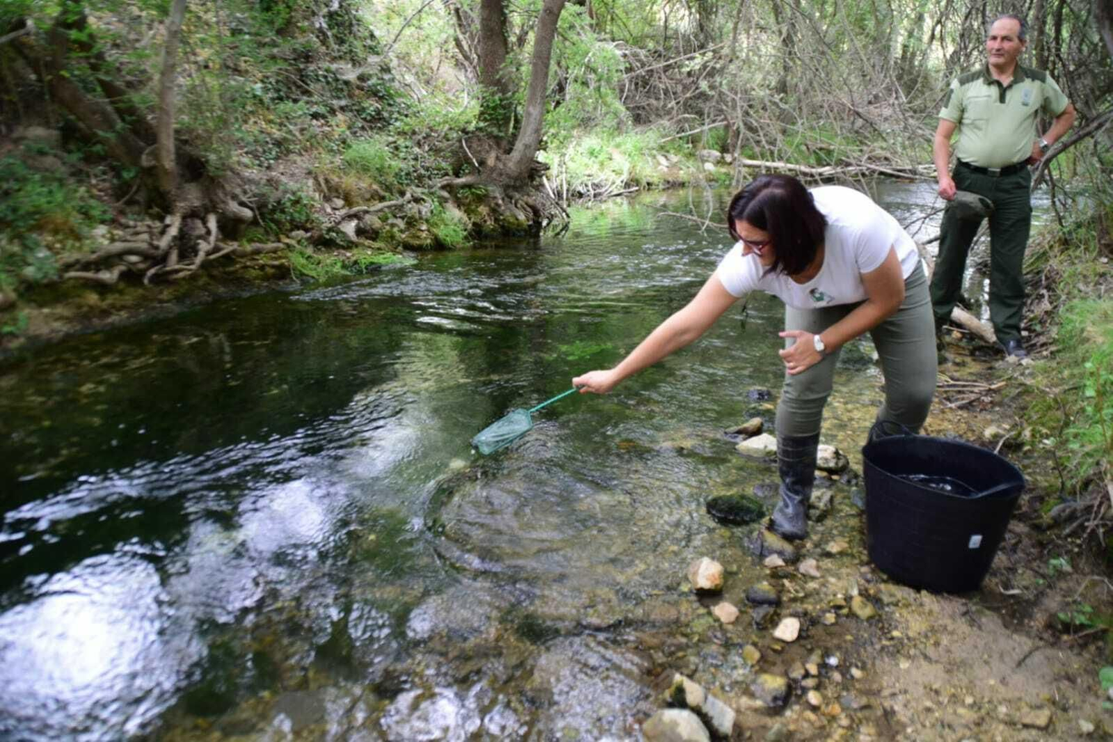 La delegada de Medio Ambiente, María José Martín, durante la suelta de truchas.