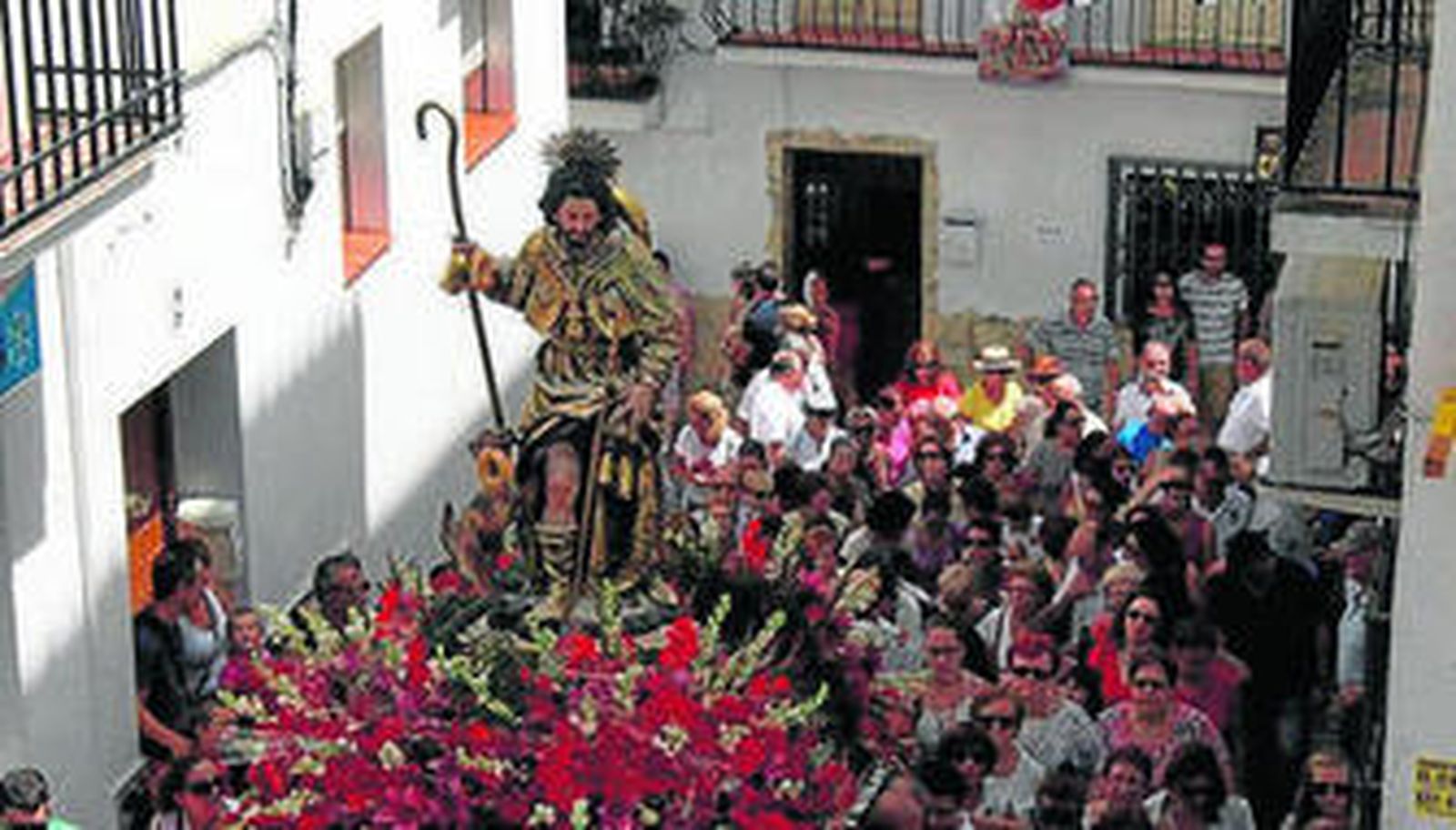 Fieles ayer detrás de la imagen de San Roque.