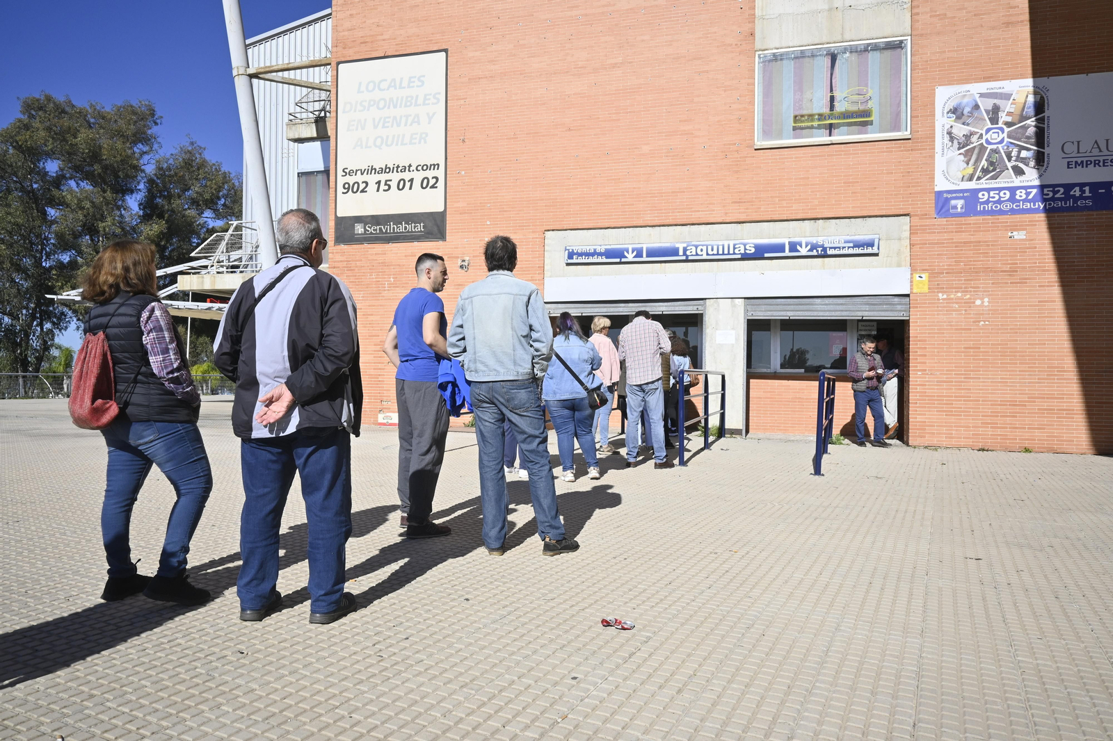 Ambiente en la venta de entradas, para el partido de Copa del Rey en el Colombino