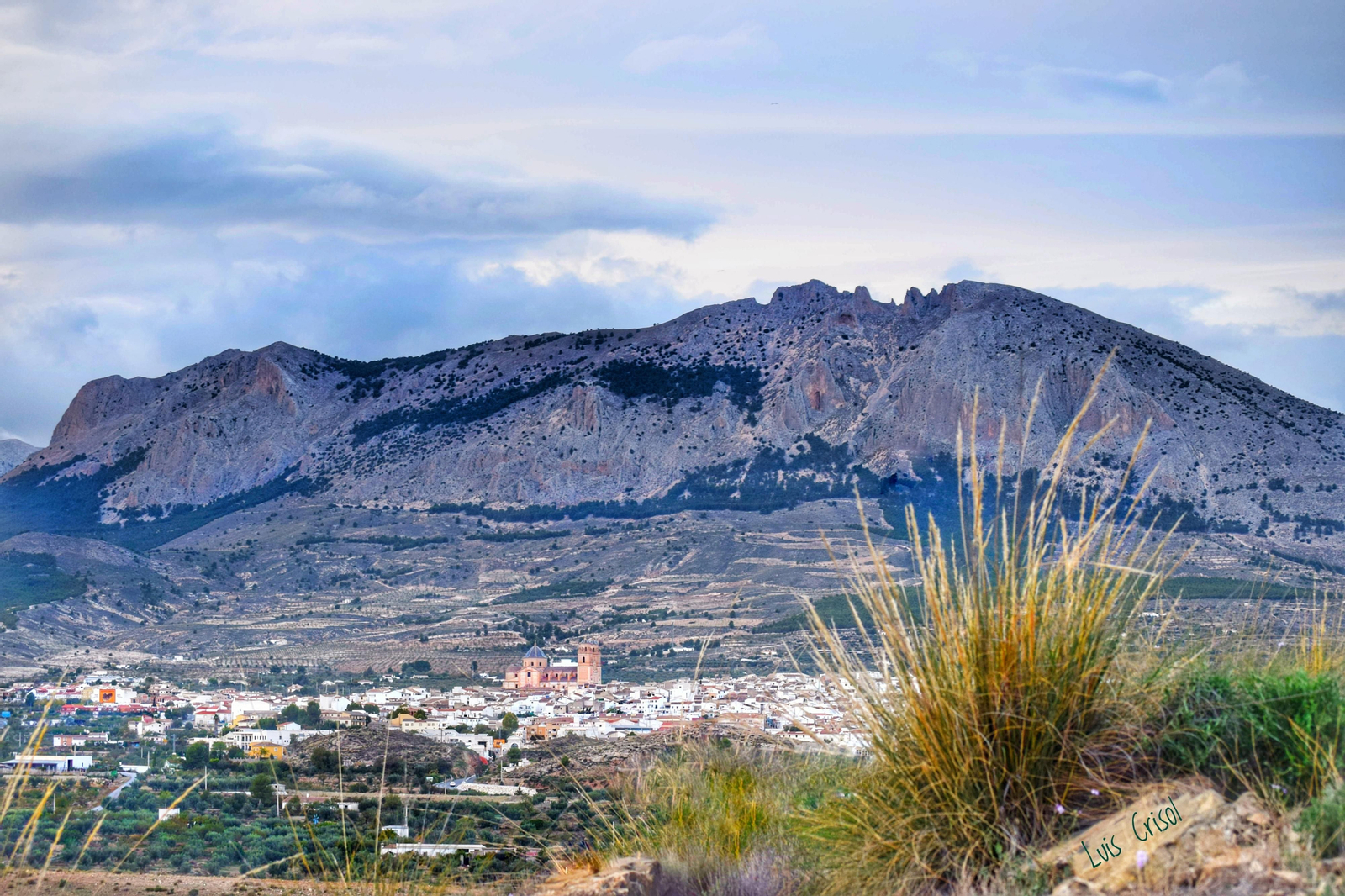 Vista del casco urbano de Vélez-Rubio, rodeado de altas montañas y con su impresionante iglesia destacando sobre las viviendas.