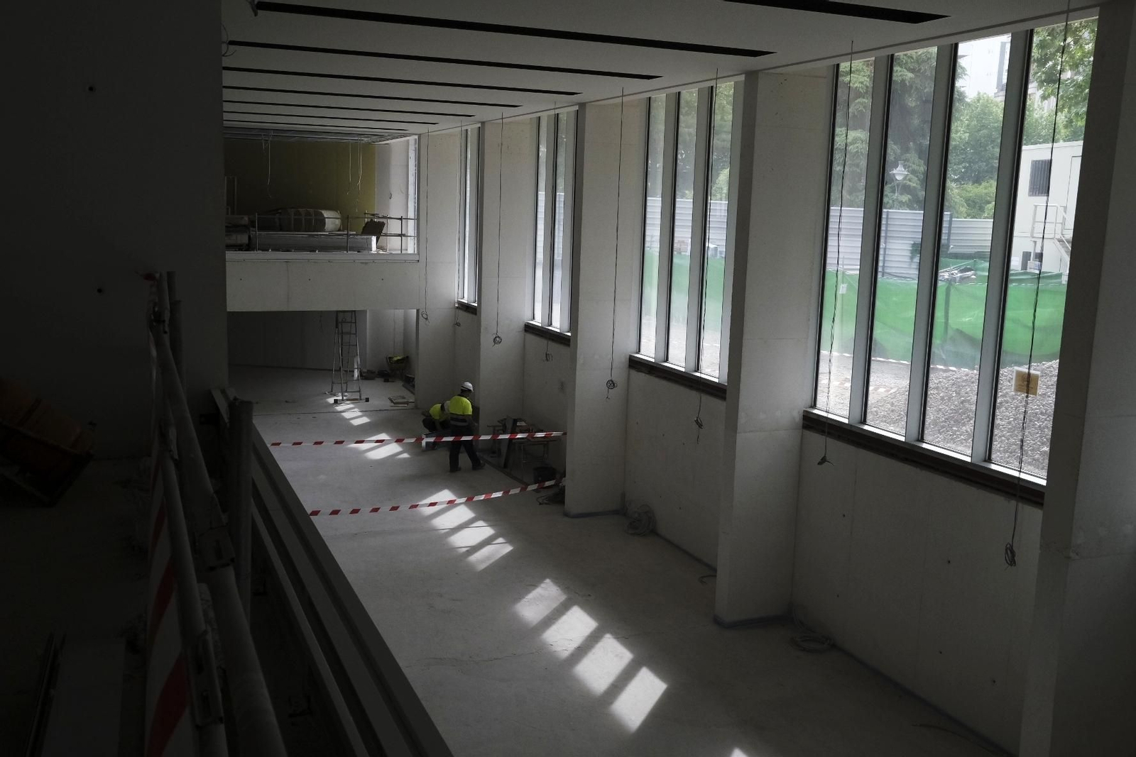 La visita de Carmen Calvo a las obras de la Biblioteca del Estado Grupo Cántico de Córdoba, en imágenes