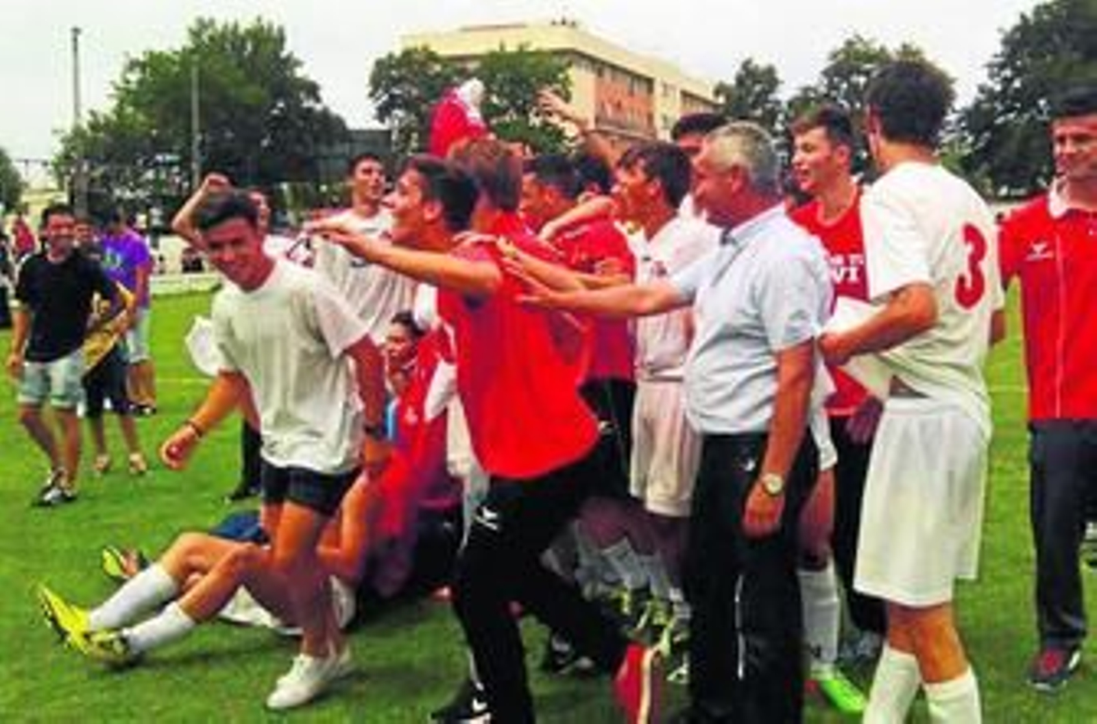 Los jugadores del juvenil del Chiclana celebran su ascenso en el Municipal junto al presidente, Bartolomé Chaves.