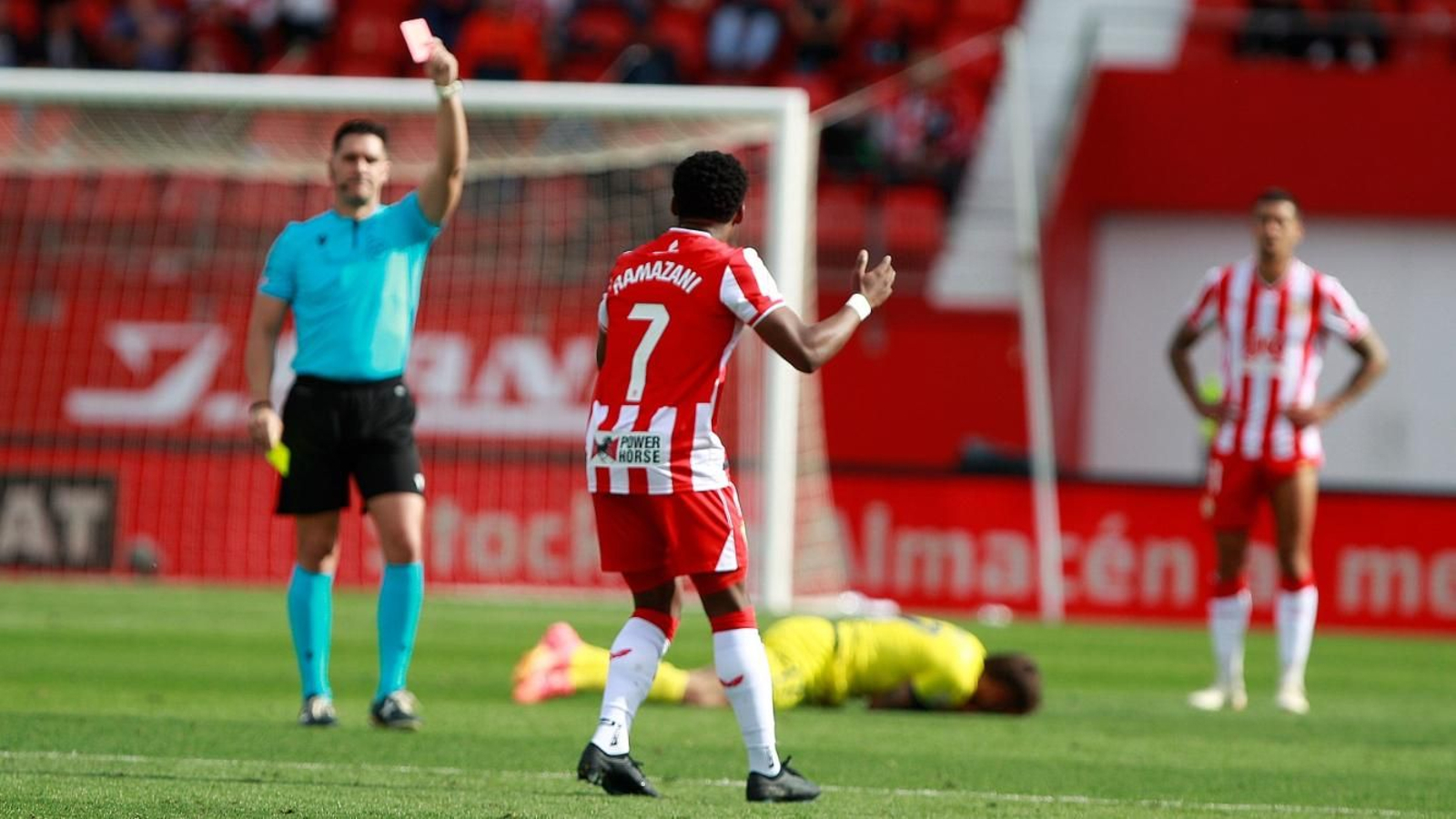 Ortiz Arias le muestra la roja a Ramazani tras la acción con Kiko Femenía.