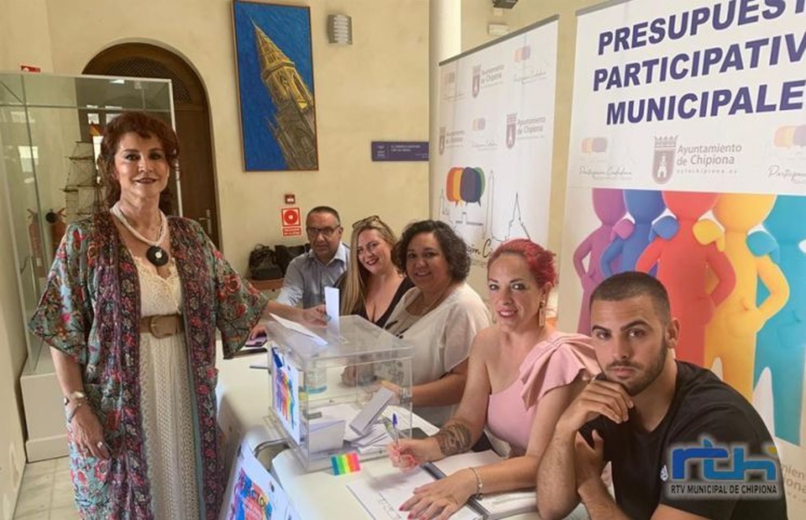 La concejala de Participación Ciudadana del Ayuntamiento de Chipiona, Isabel María Fernández, en la votación de los presupuestos participativos.