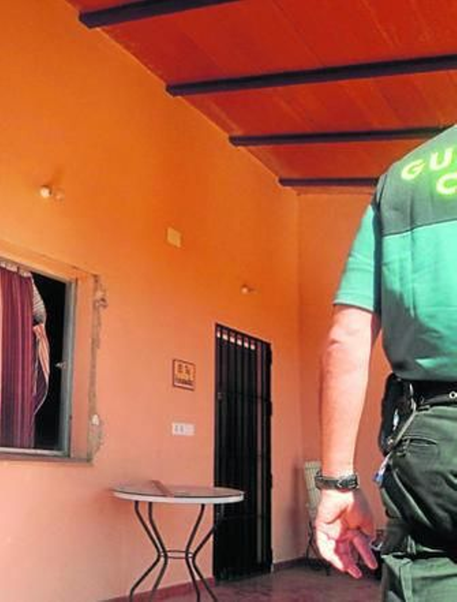 Un guardia civil, ante la ventana forzada en la vivienda objeto de uno de los robos sufridos en Rociana.
