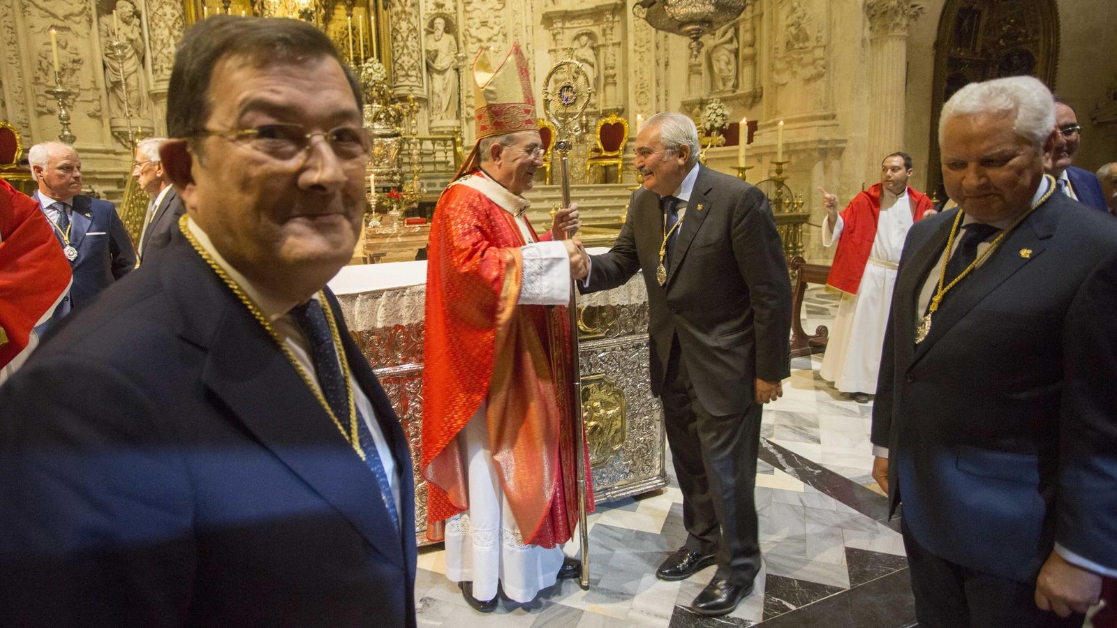 Sainz de la Maza durante la toma de posesión de la junta superior del Consejo de Cofradías.