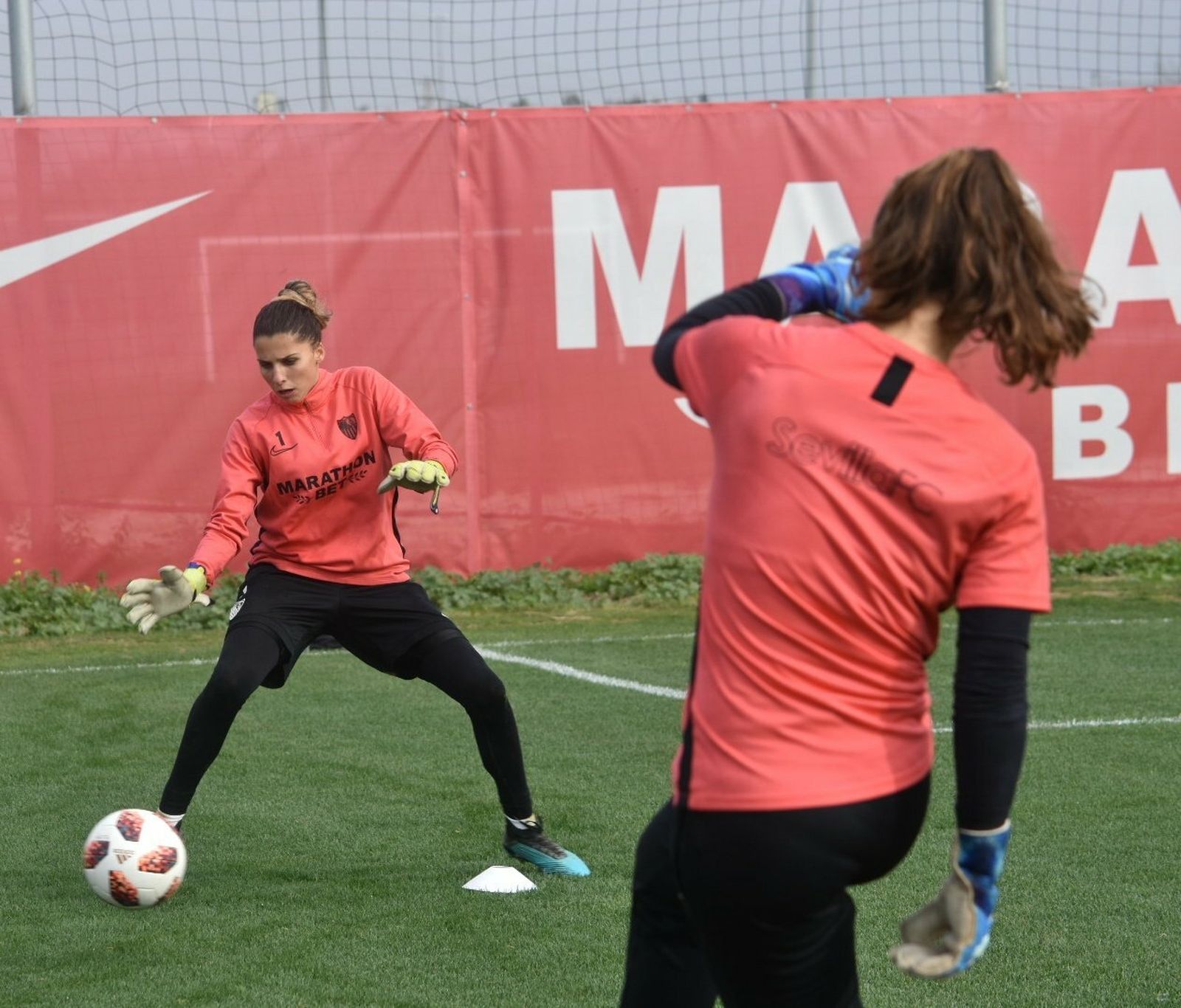 La guardameta sevillista, Noelia Ramos, ataja un balón con los pies durante un entrenamiento reciente.