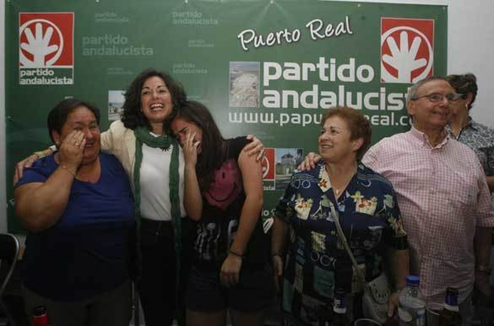 Maribel Peinado celebra su triunfo con varios miembros del partido. /Borja Benjumeda