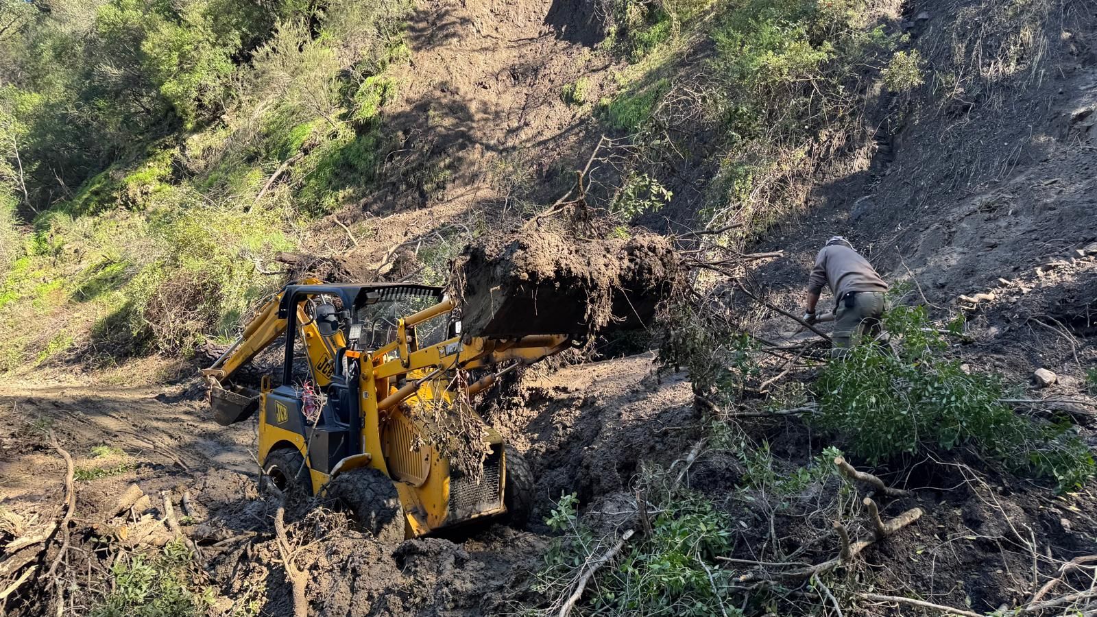 Las excavadoras siguen trabajando en los caminos de Genalguacil.