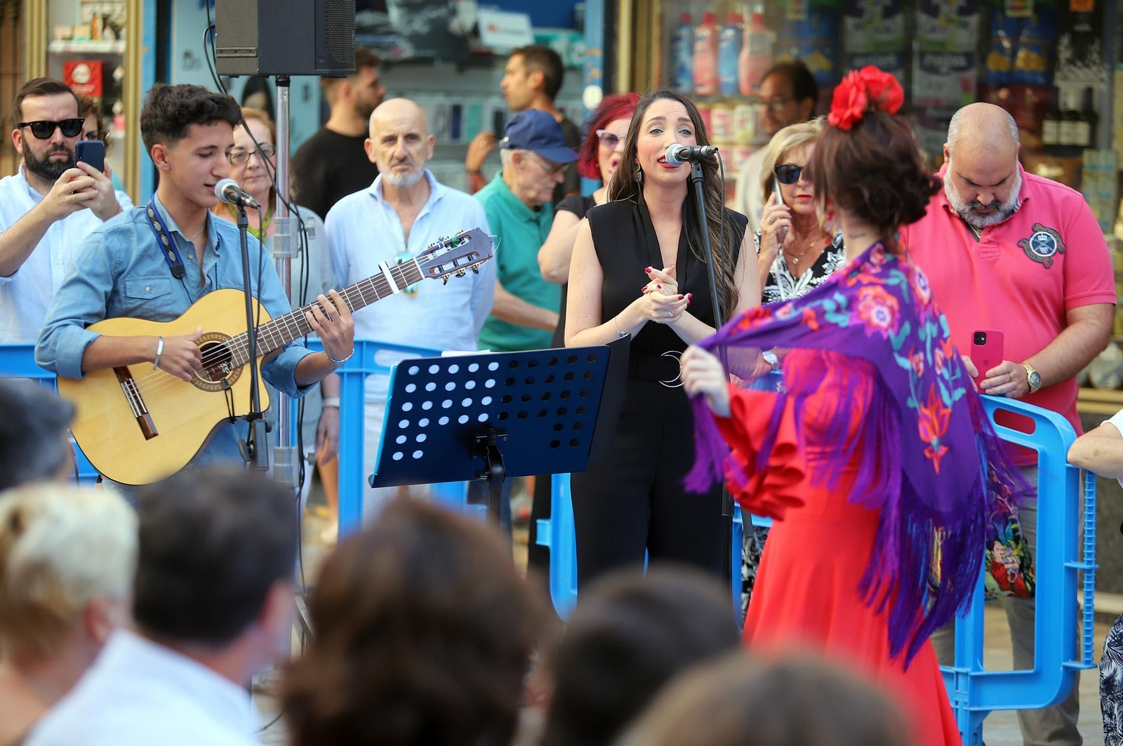 Imágenes de Huelva en blanco y azul, la noche del comercio