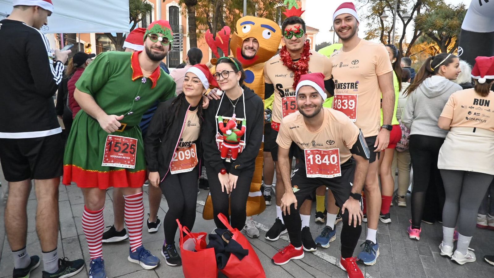 Un grupo de amigos posa antes de la San Silvestre.