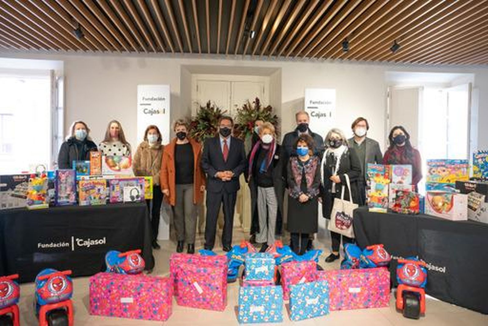 El presidente de la Fundación Cajasol, Antonio Pulido, en la entrega de los juguetes a representantes de las entidades.