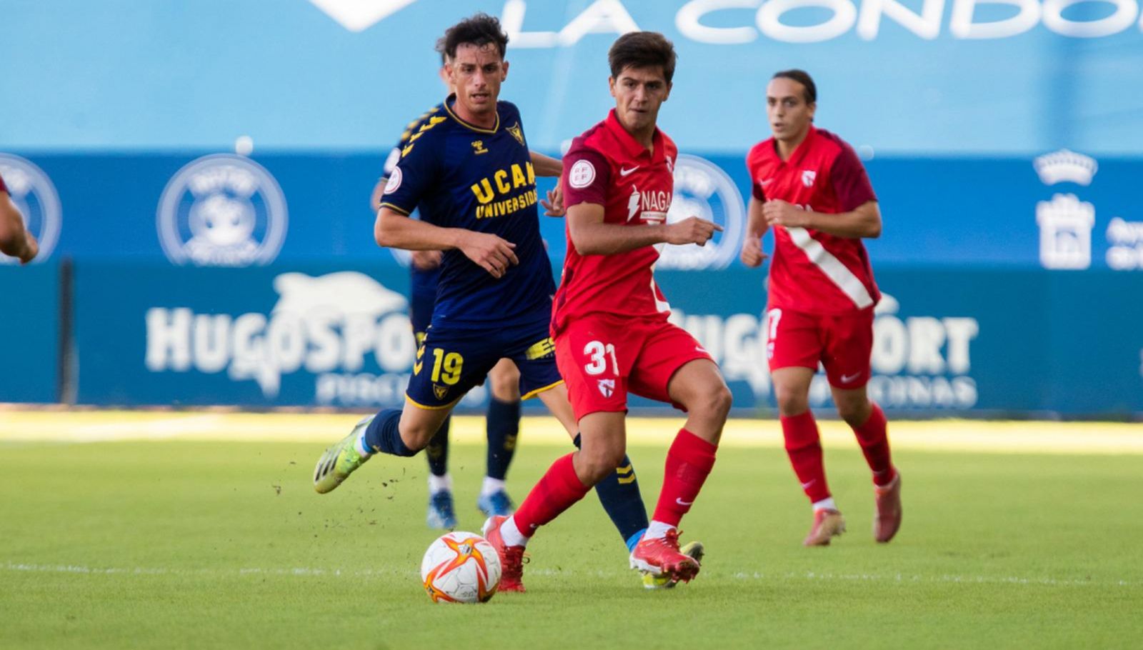 El sevillista Capi disputa un balón con Armando.