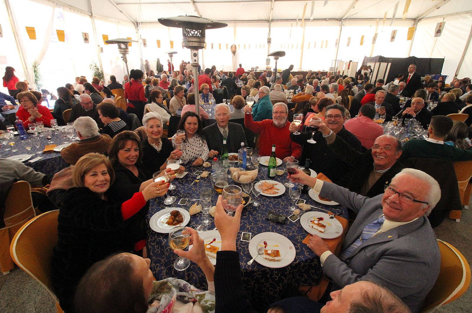 Ambiente festivo en las carpas de San Sebastián, donde familias y amigos disfrutan, como es habitual cada año, de un rato distendido.