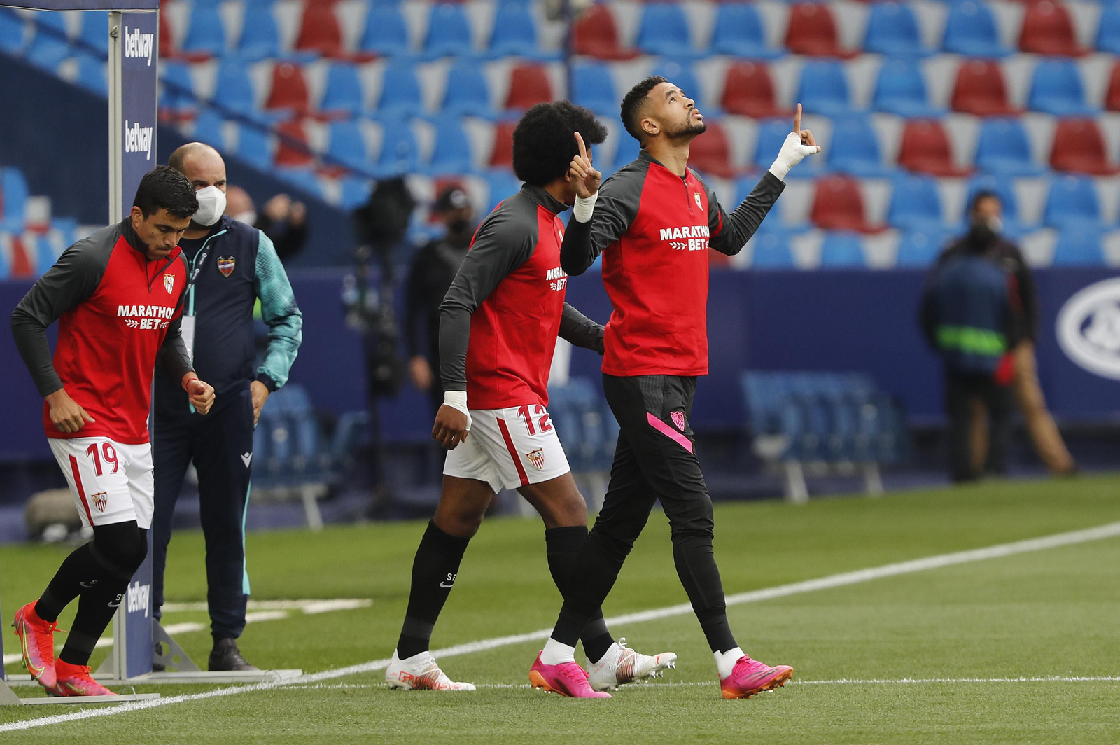 Koundé sale a calentar junto a En-Nesyri y Acuña antes del partido ante el Levante.
