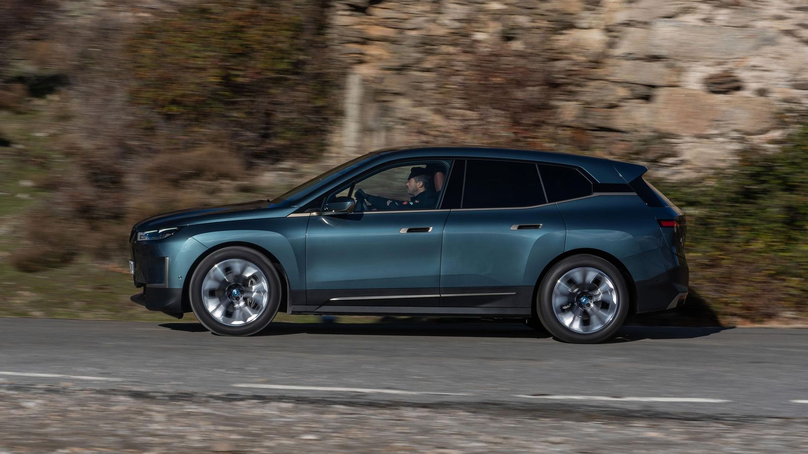 Pese a sus dimensiones es un SUV relativamente ligero gracias al empleo de materiales muy livianos, entre ellos el aluminio y los plásticos reforzados con fibra de carbono.