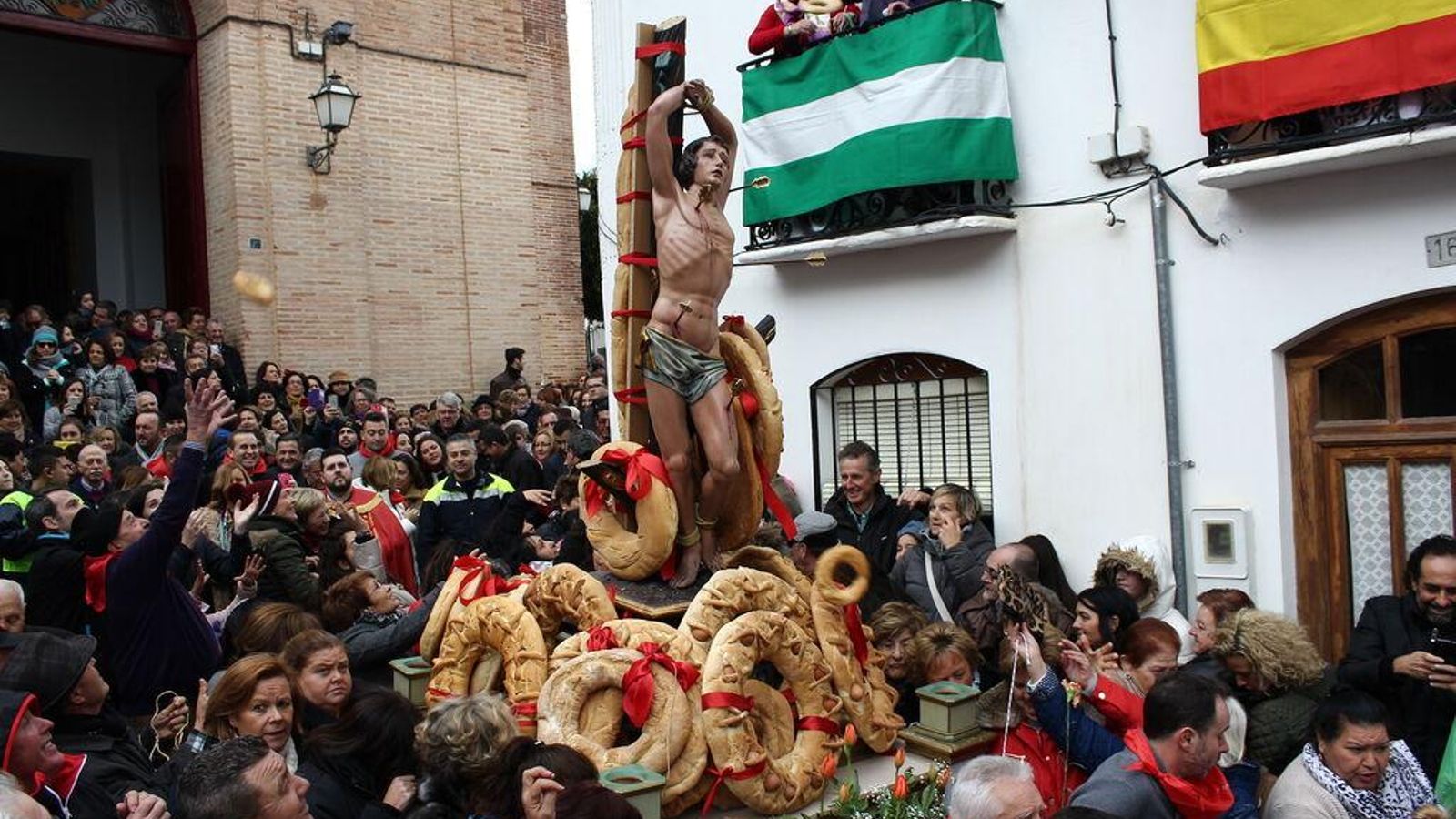 El primer mes del año cae una lluvia de panes en Lubrín, en honor de San Sebastián. El primer mes del año cae una lluvia de panes en Lubrín, en honor de San Sebastián.