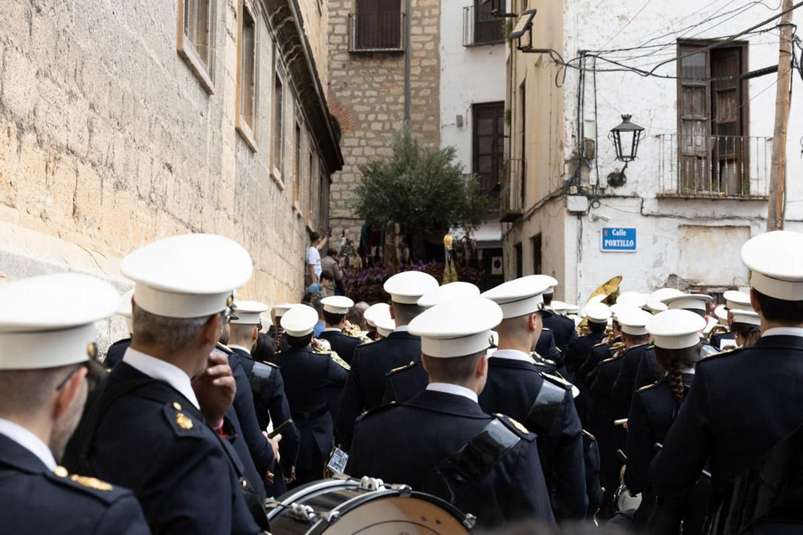 Los jiennenses se echan a la calle para presenciar la primera de las procesiones de la jornada: la Borriquilla (II)