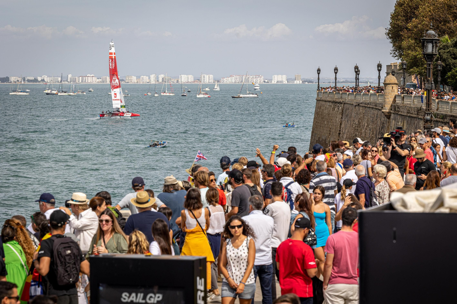 Búscate en SailGP Cádiz: La ciudad disfruta del ambiente del domingo con las actividades, las carreras y los bares