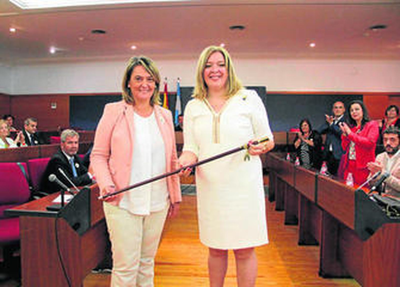 La socialista Flor Almón recibe el bastón de mando de la popular Luisa García Chamorro.
