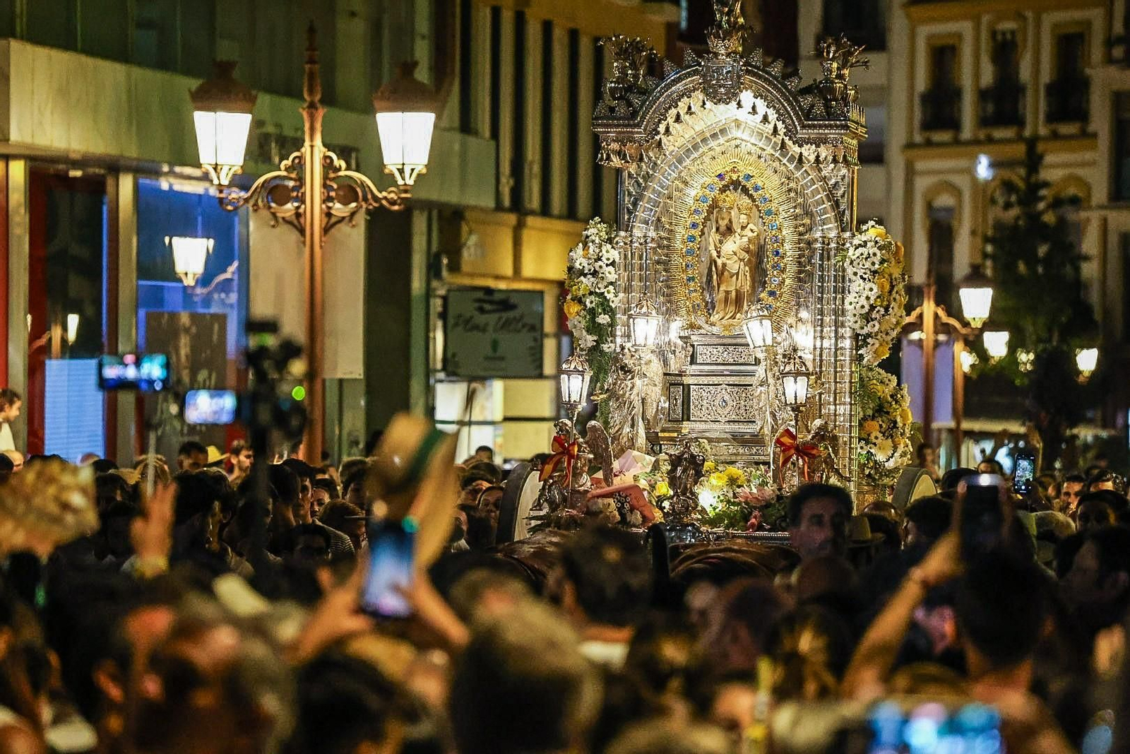 La Virgen de los Milagros, este jueves, a su llegada a la iglesia de la Concepción.