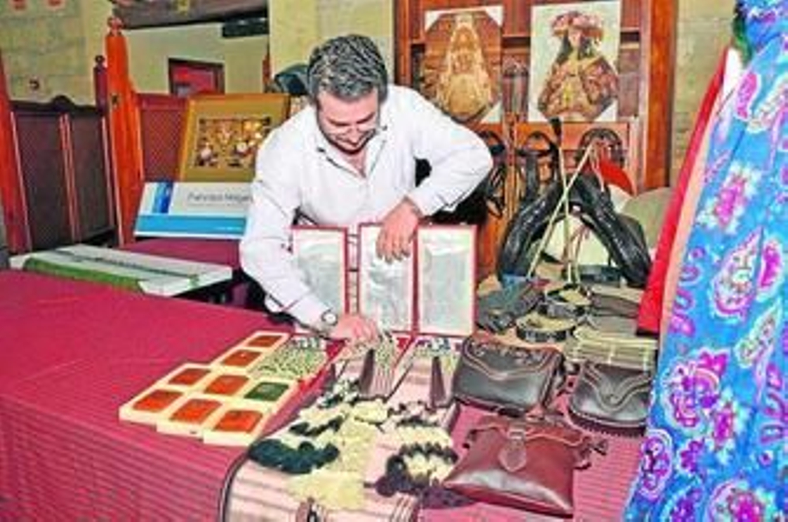 El mercadillo solidario tras su apertura ayer en la plaza del Cubo.