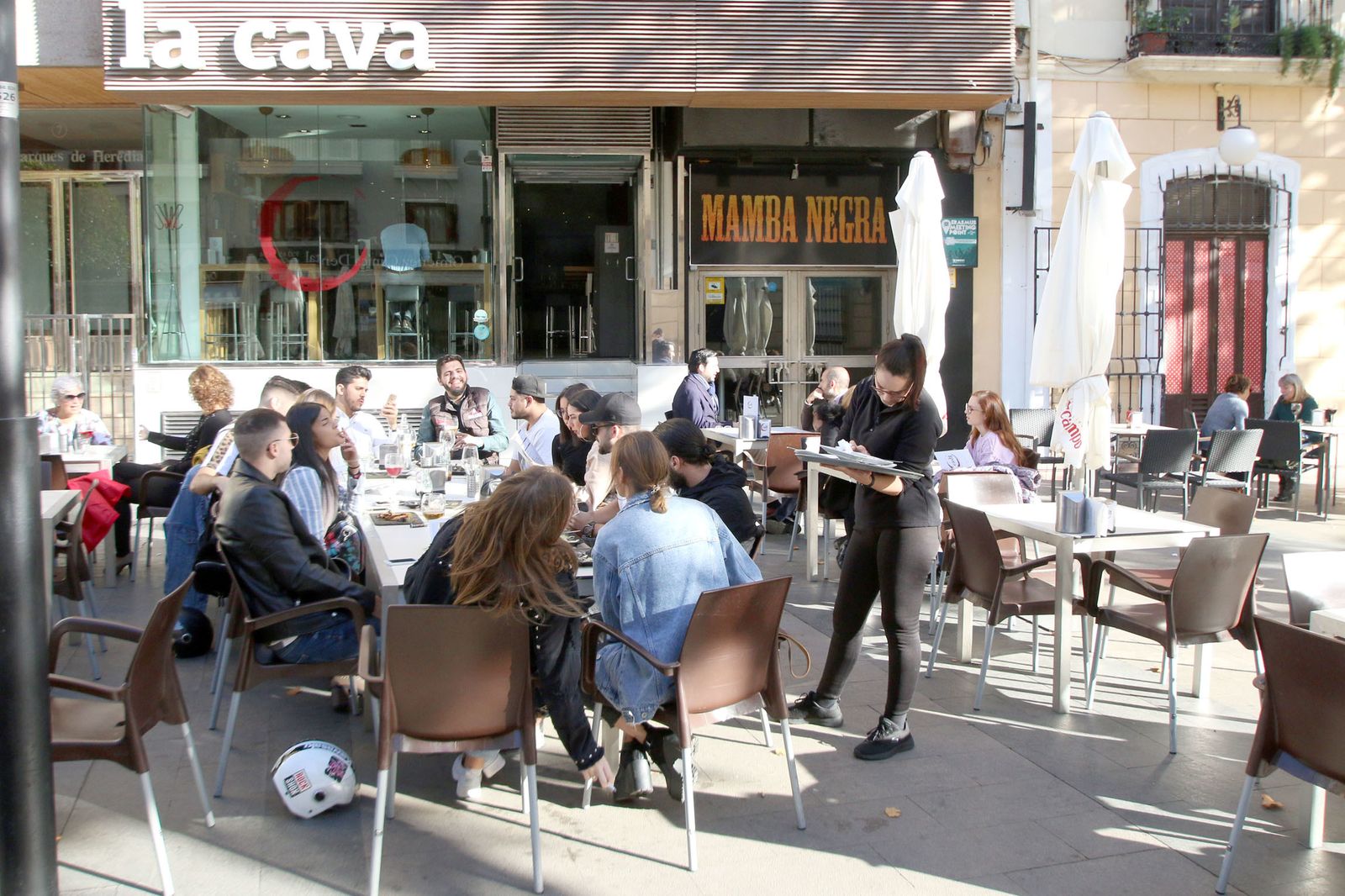 Terraza de La Cava, en la conocida plaza de los Burros