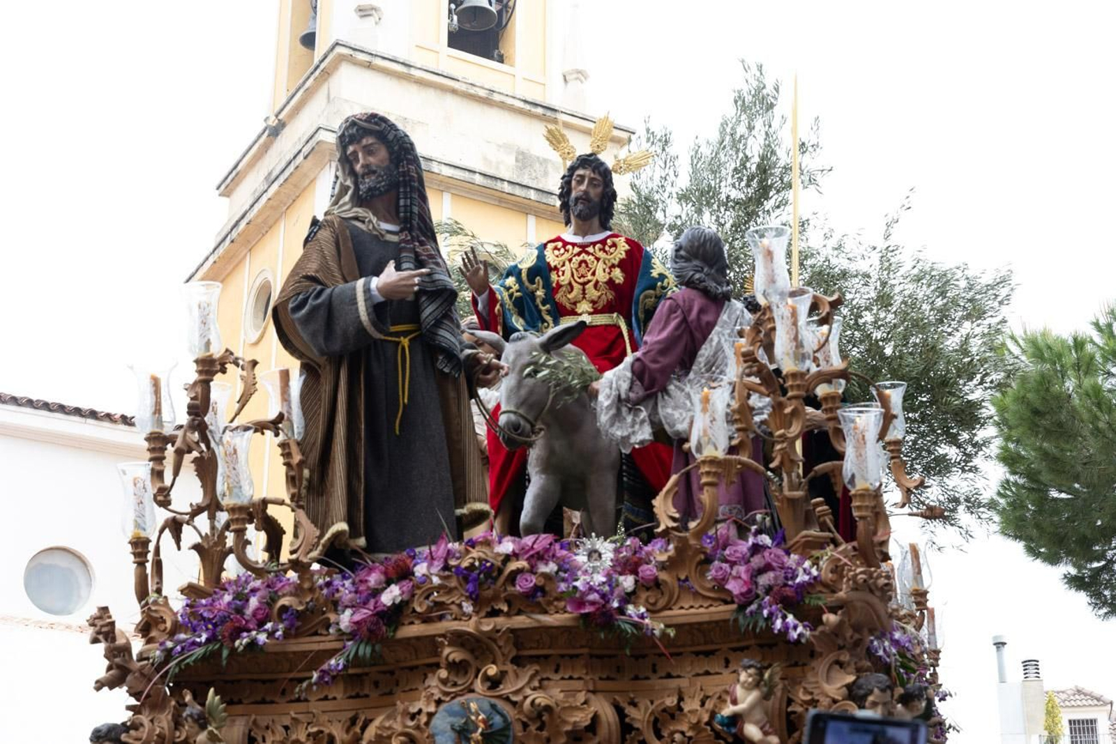 Los jiennenses se echan a la calle para presenciar la primera de las procesiones de la jornada: la Borriquilla (I)