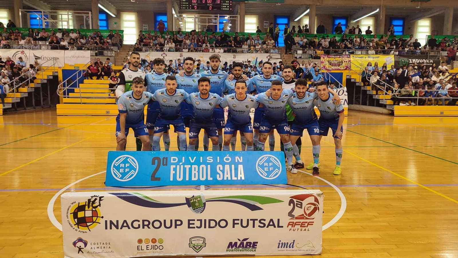 Los jugadores del conjunto celeste posan antes del comienzo se su partido frente al Mengíbar.