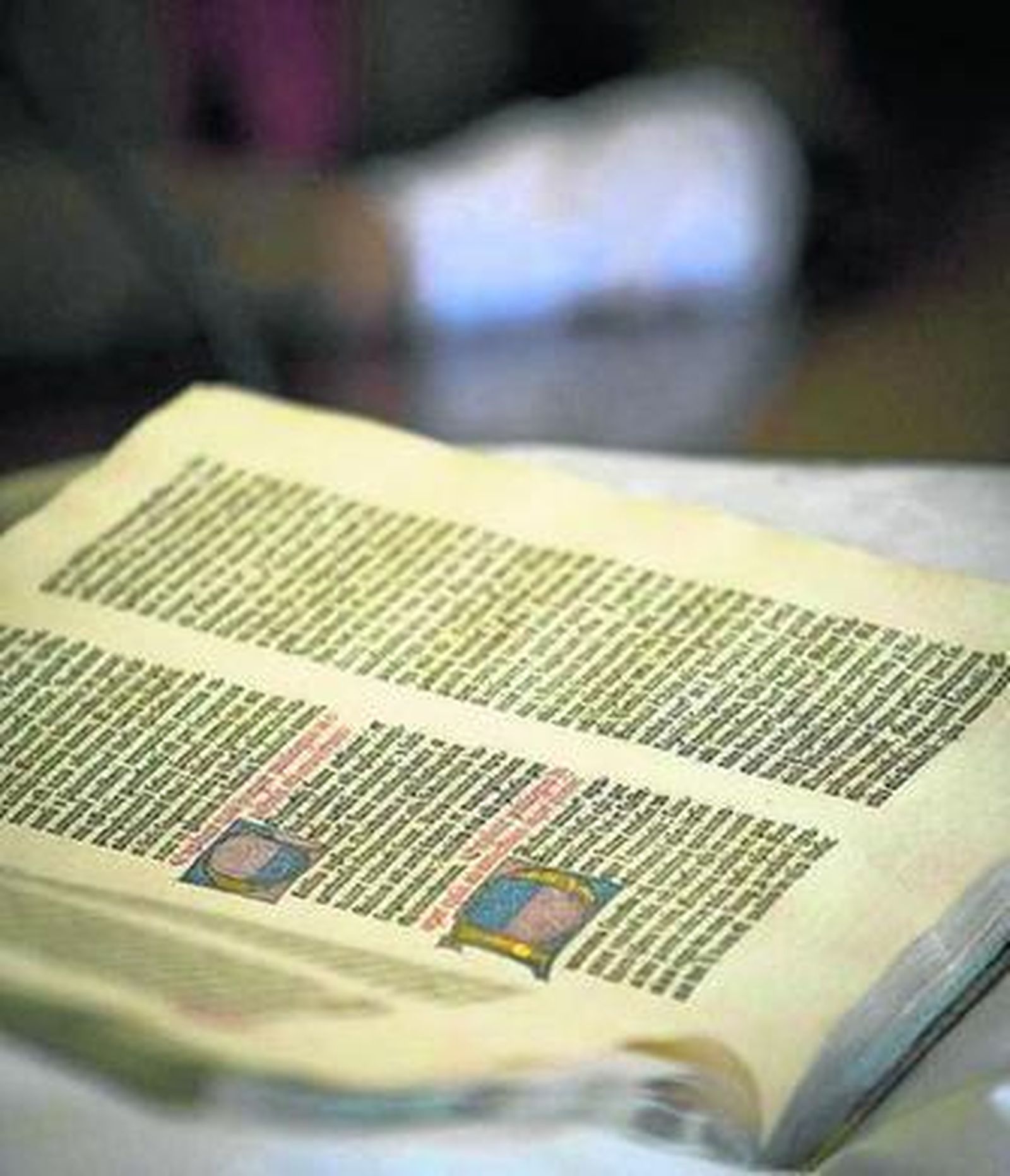 Detalle del ejemplar de la Biblia de Gutenberg que conserva la Hispalense.