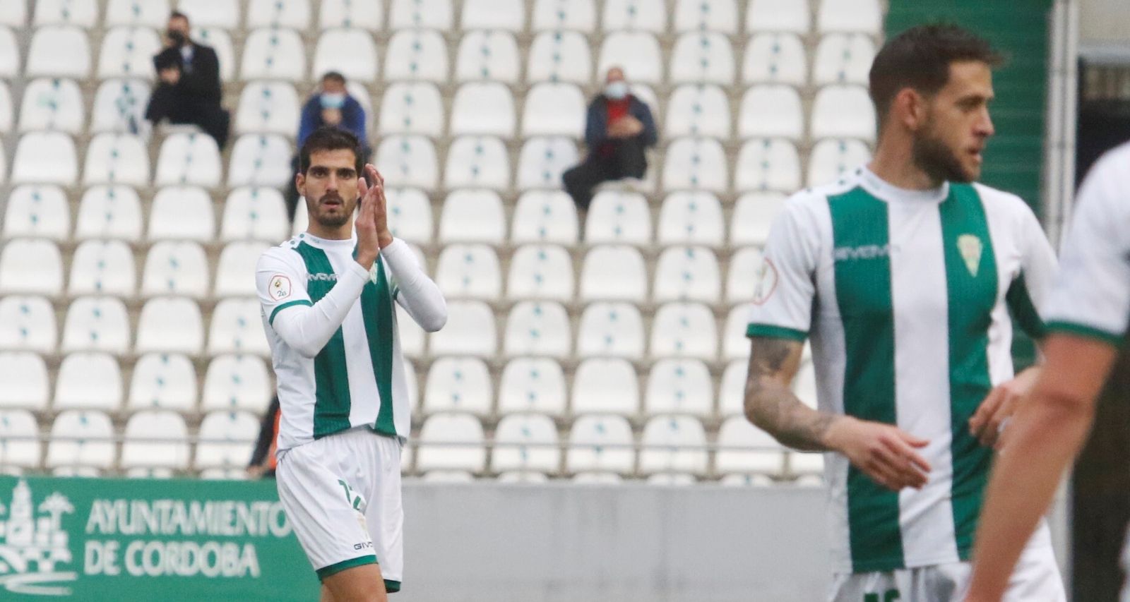 Bernardo Cruz aplaude una acción en el último partido del Córdoba CF en El Arcángel.