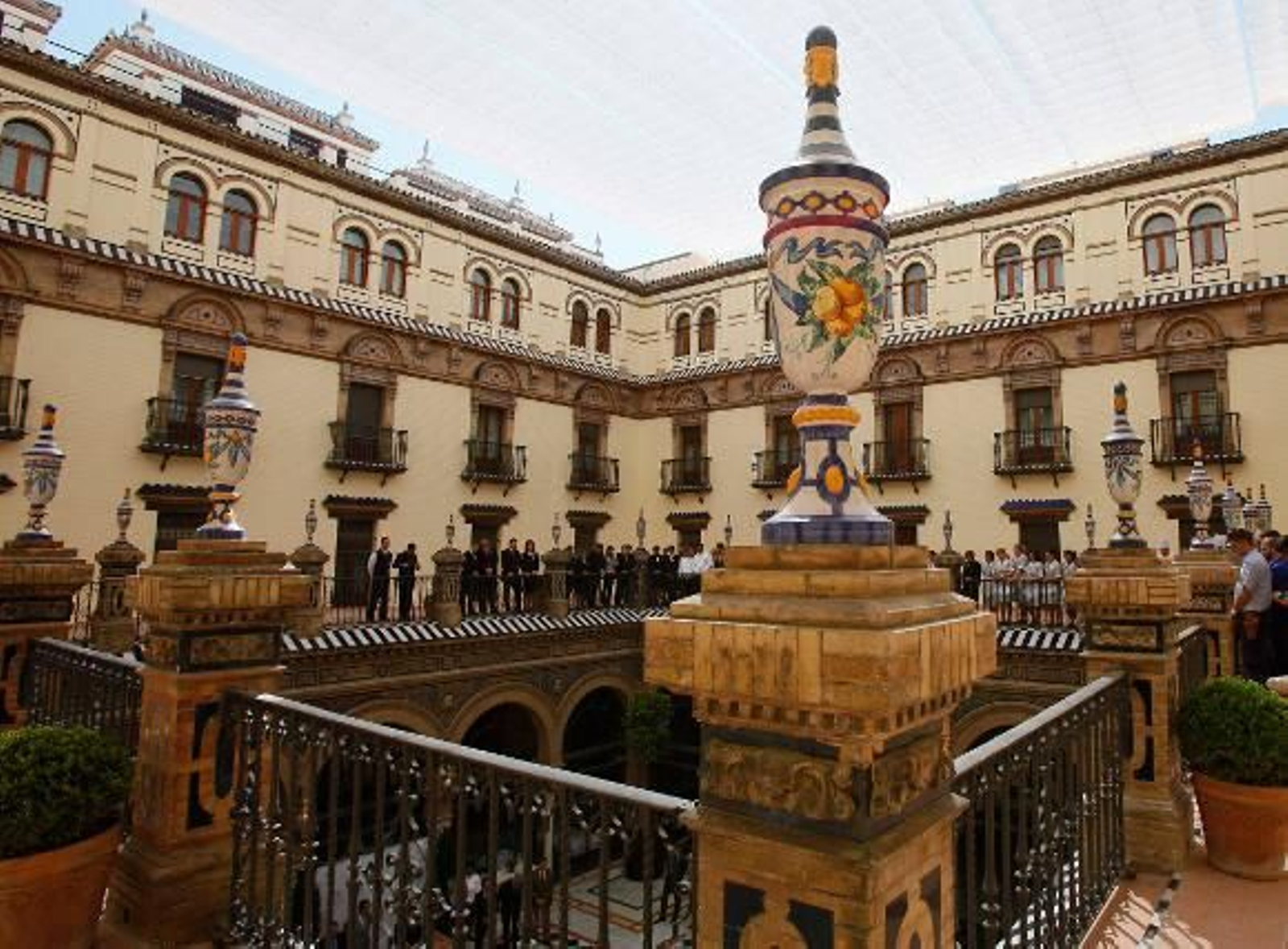 El Ayuntamiento subastará 2.500 muebles del hotel Alfonso XIII