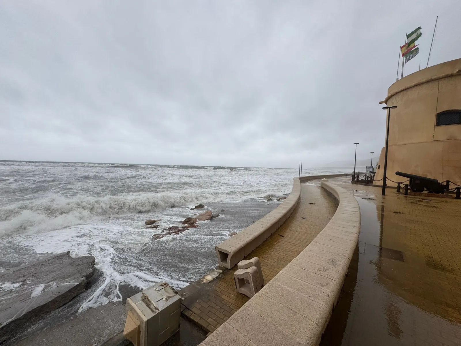 Daños en el paseo y en la playa de Balerma durante los últimos temporales.