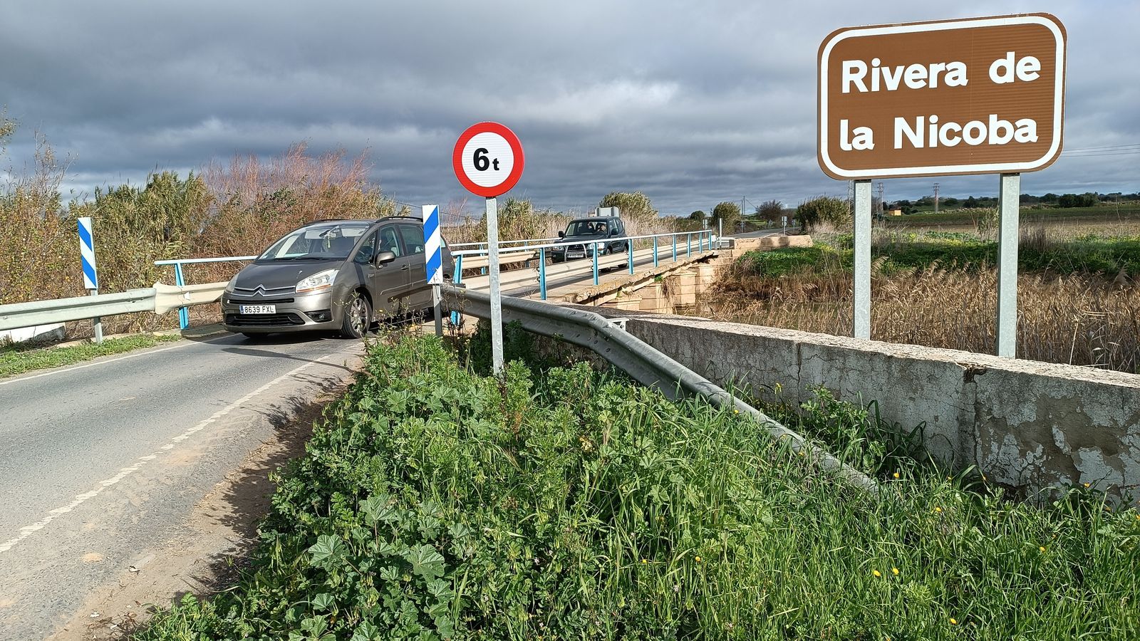 El estrecho puente de la Rivera de la Nicoba.