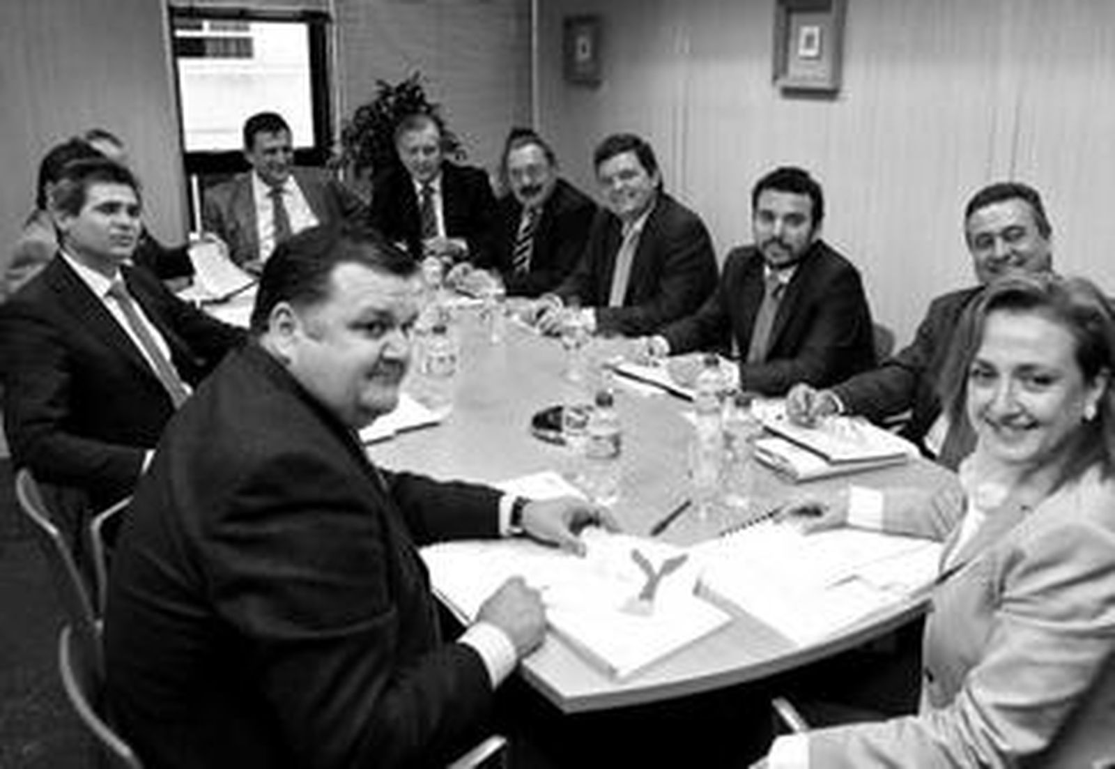 Los miembros del jurado provincial de los premios Alas, durante la reunión celebrada ayer.