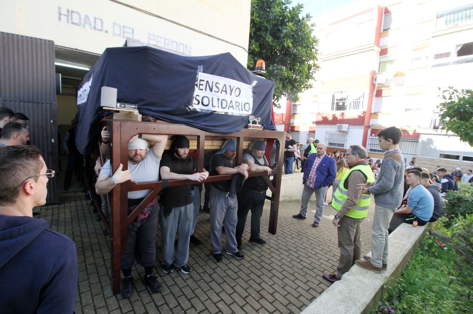 Ensayo solidario de la Hdad del Perdón, en imágenes