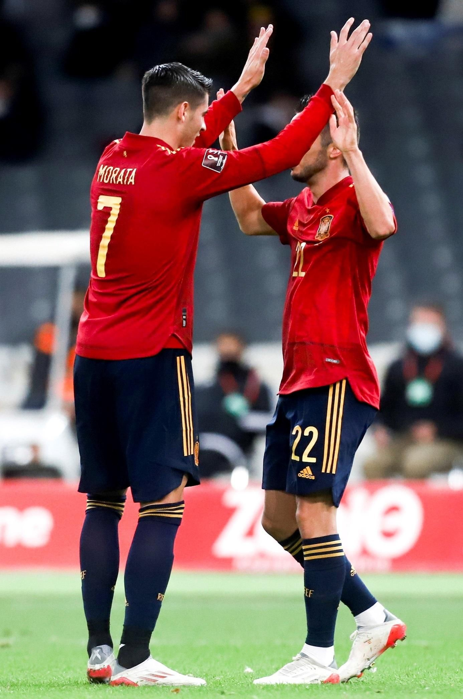 Morata felicita a Sarabia.